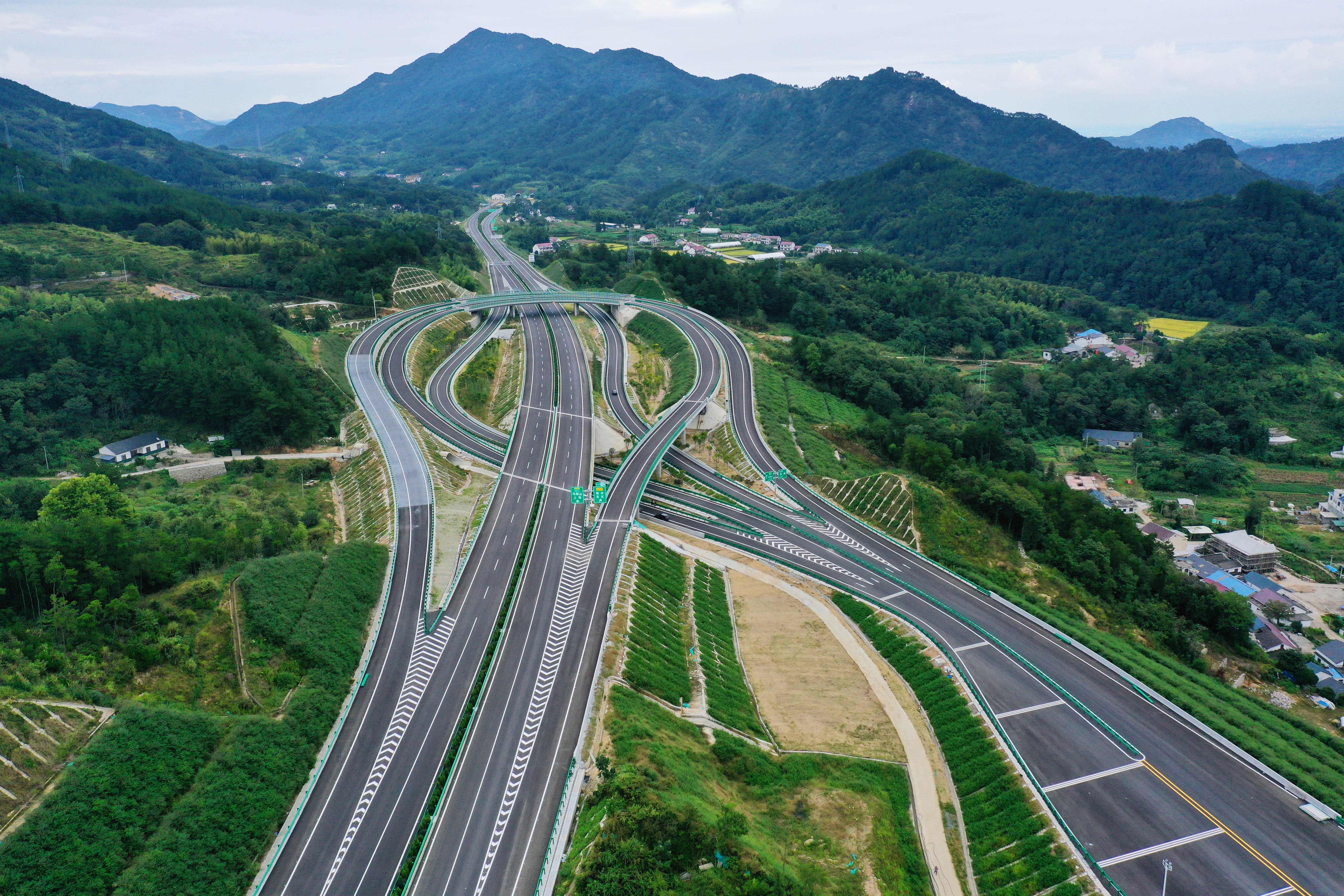 无为至岳西高速 槎水互通.jpg